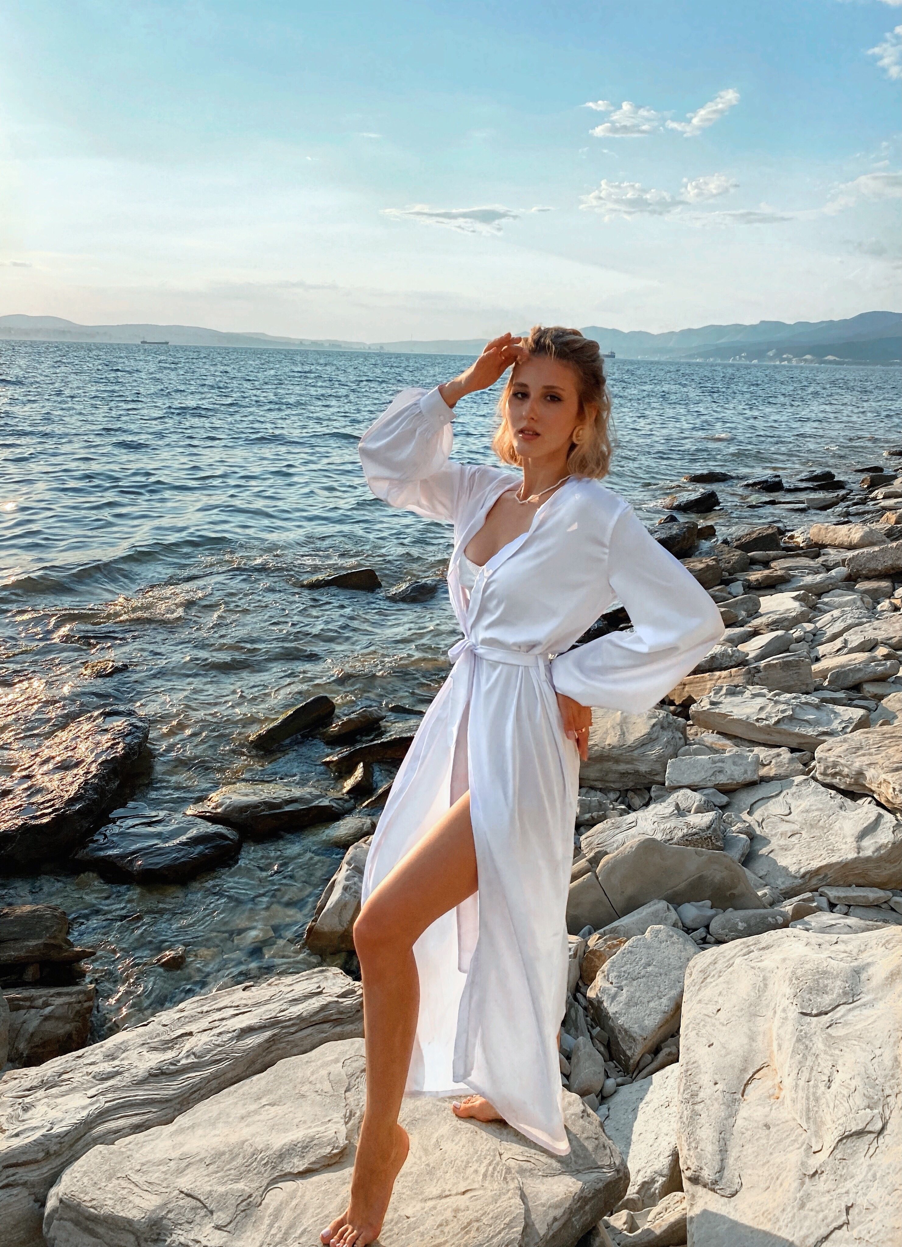 Белый халат Linen Life у моря